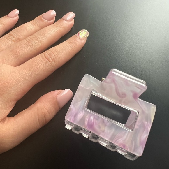 Urban Outfitters Claw Clip - Picture 4 of 4